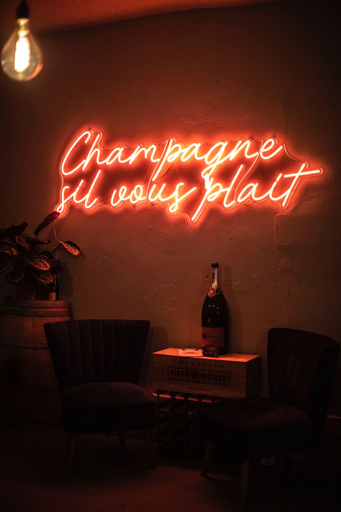 NEON SIGN THAT READS. 'CHAMPAGNE SIL VOUS PLAIT'